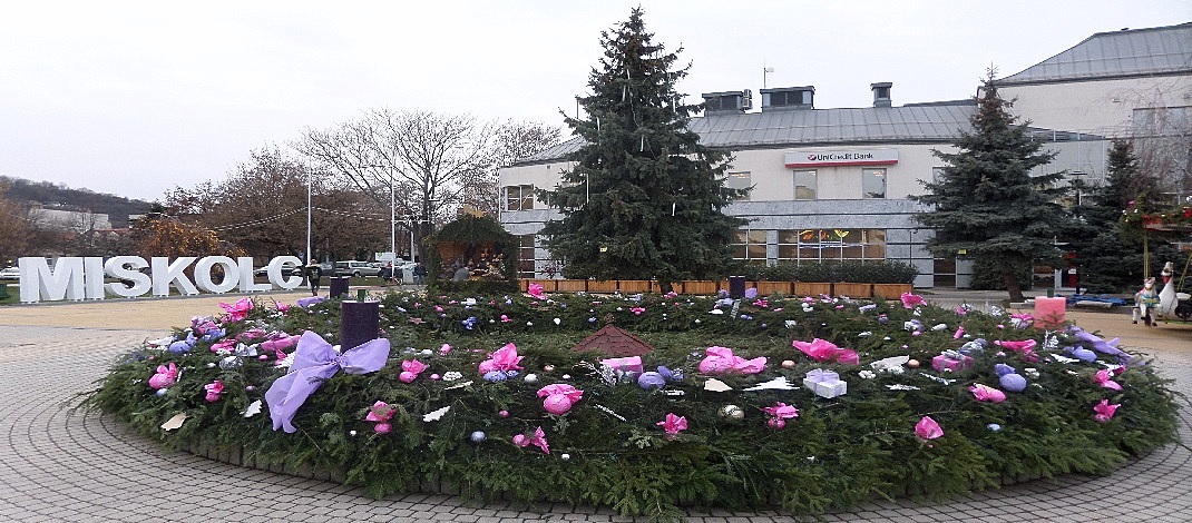 Miskolc adventi koszorúja nappal /PTV Fotó: Vona Ildikó