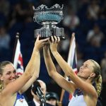 Babos Tímea és Kristina Mladenovic a győzteseknek járó kupával