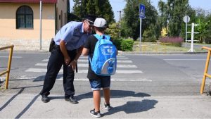 rendőrség,iskolák,rendőr,gyerek,óvodák,gyalogosátkelőhely,zebra