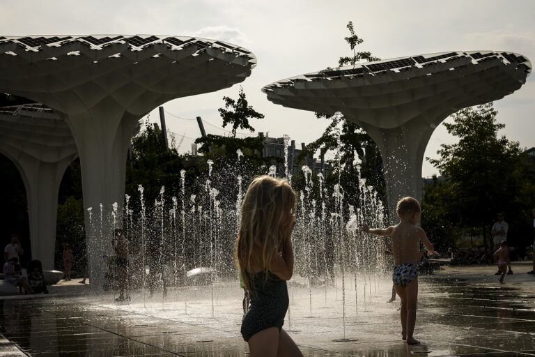 Gyerekek hûsölnek a fõvárosi Széllkapu Park szökõkútjában