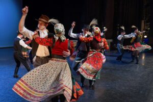 Csárdást táncoló férfiak és nők