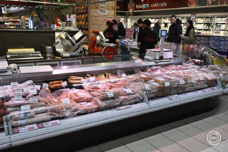 Élelmiszerek egy csemegeboltban