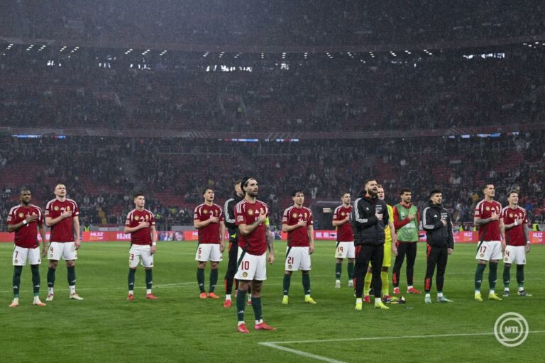 Magyar labdarúgó válogatott a Himnusz éneklése közben