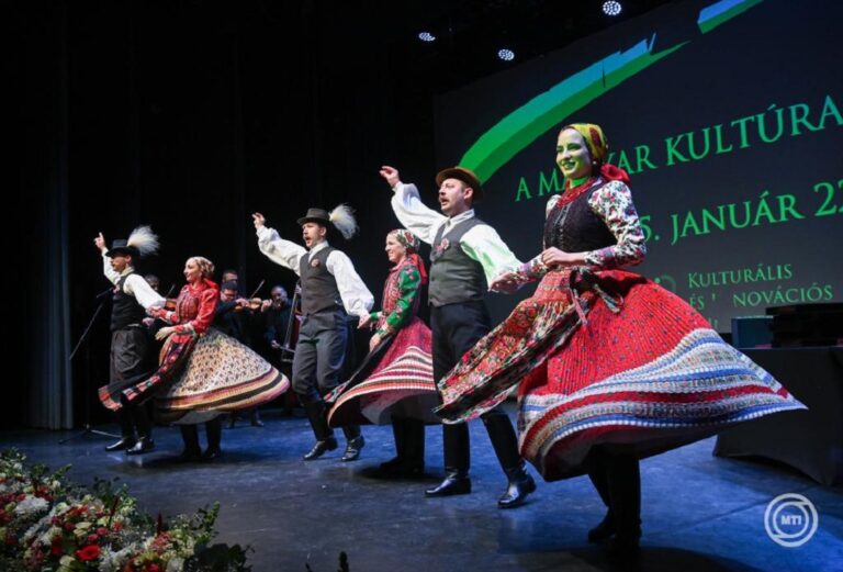 Néptáncosok a magyar kultúra napi ünnepségen 2025-ben