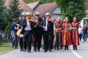 Torockó népviseletben lányok
