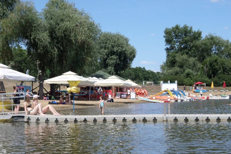 Fürdőzők a poroszlói strandon