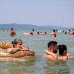 Fürdőzők a Balatonban