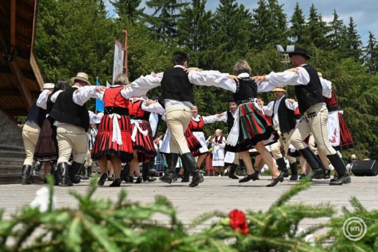 Erdélyi néptáncosok