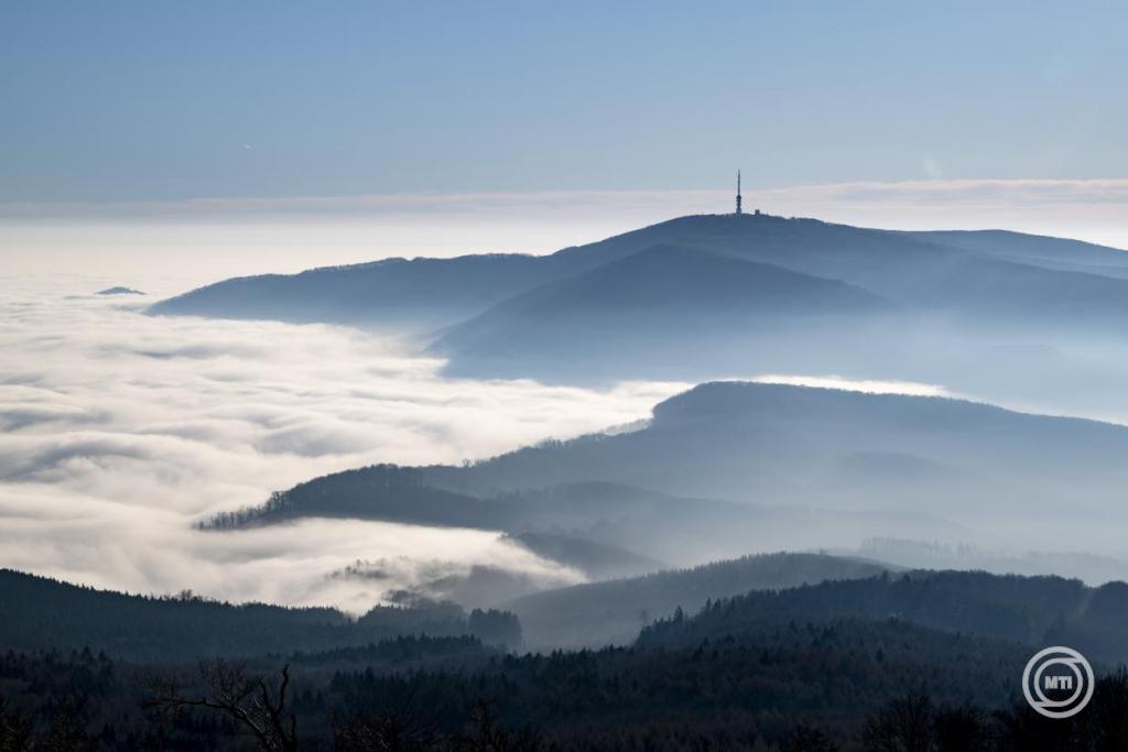Kékestető ködös időben