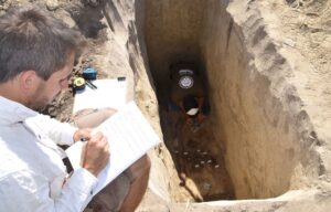 Régészek dolgoznak a Székesfehérvárnál talált avar sír feltárásán