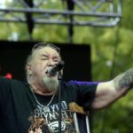 Deák Bill Gyula magyar bluesénekes koncert közben