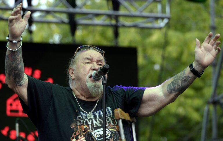 Deák Bill Gyula magyar bluesénekes koncert közben