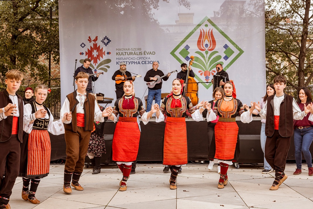 Szerb táncosok a Várkert Bazár rendezvényén