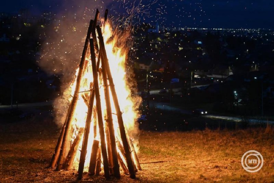 Őrtűz ég Csíkszeredában