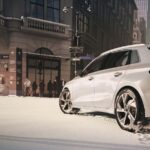 Téli gumival felszerelt autó várakozik a havas parkolóban (Fotó: Hankook)