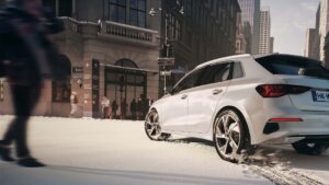 Téli gumival felszerelt autó várakozik a havas parkolóban (Fotó: Hankook)