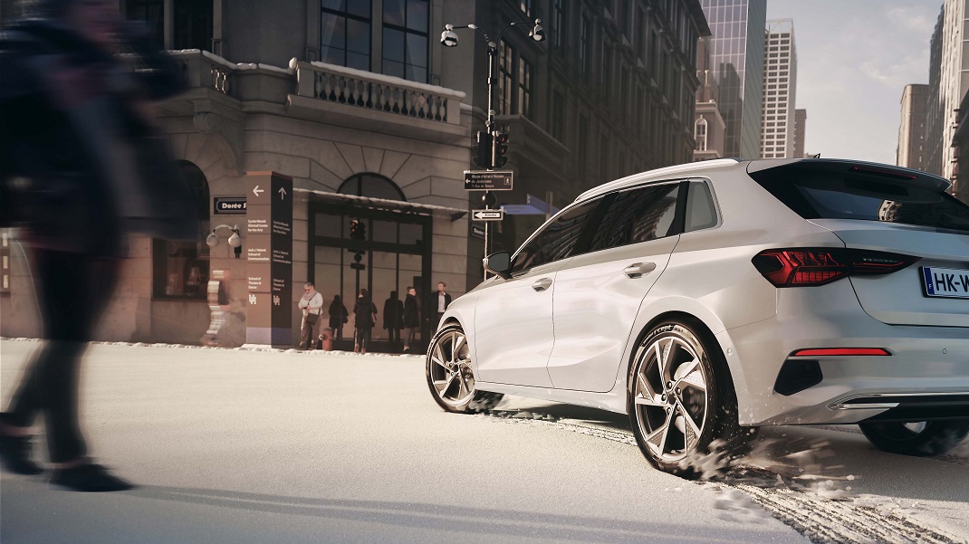 Téli gumival felszerelt autó várakozik a havas parkolóban (Fotó: Hankook)