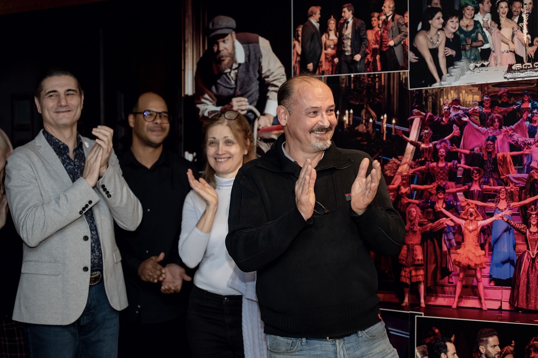 Kiállítás Az Operaház Fantomja fotóiból a Madách Színházban