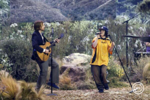 Finneas O'Connell (b) és Billie Eilish a Grammy-díjak 67. átadási ünnepségén