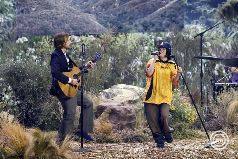 Finneas O'Connell (b) és Billie Eilish a Grammy-díjak 67. átadási ünnepségén