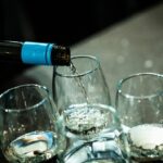 Fehérbor töltése borospoharakba egy rendezvényen