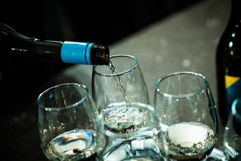 Fehérbor töltése borospoharakba egy rendezvényen