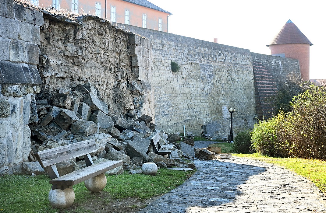 Egri vár leomlott fala