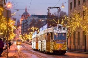 Fényvillamos menet közben a Parlament mögött