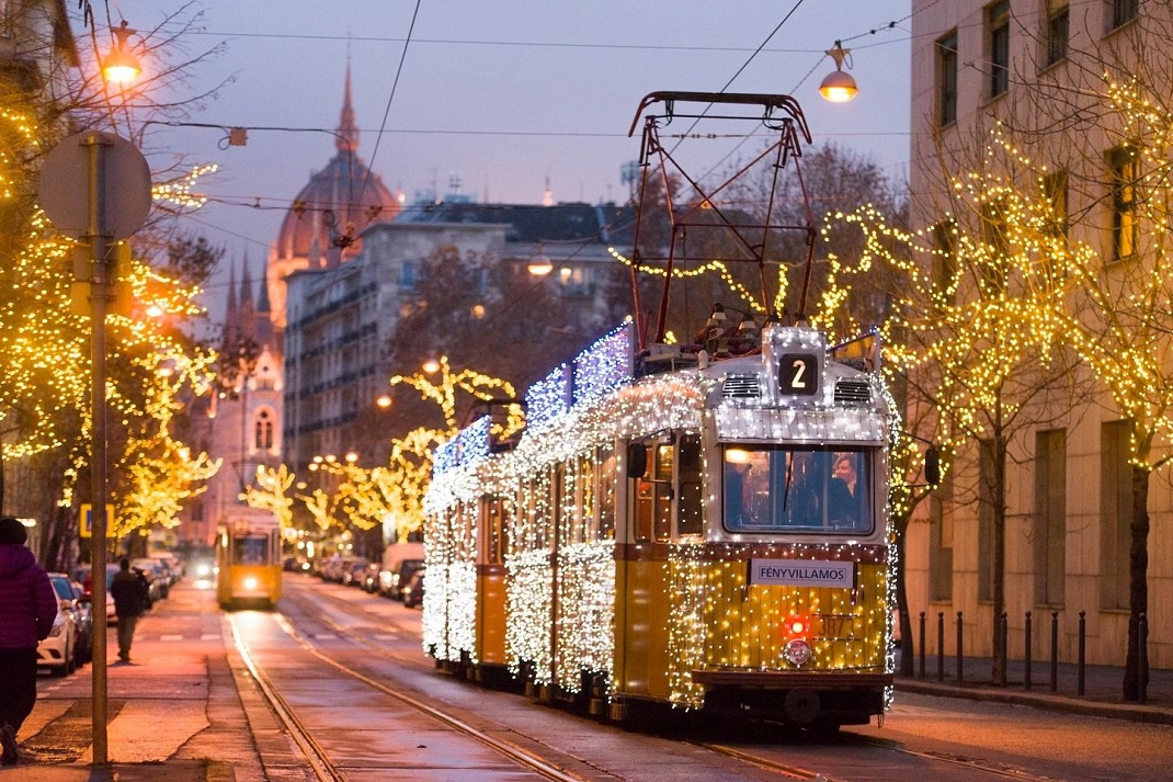 Fényvillamos menet közben a Parlament mögött