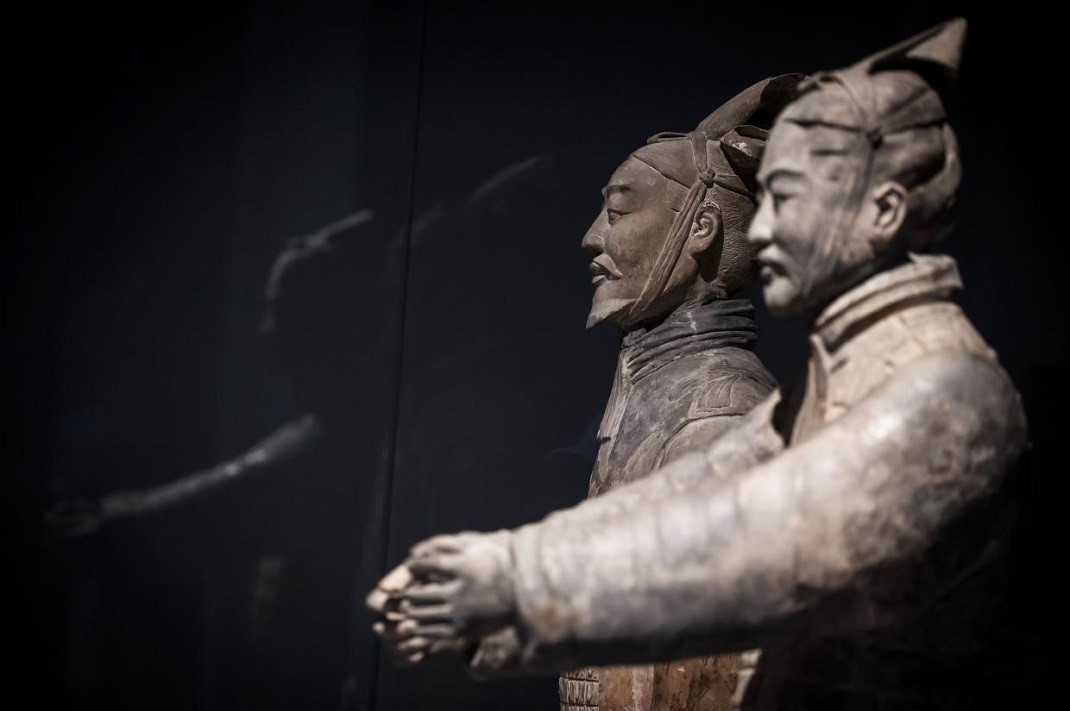 Kínai agyagkatonák a Szépművészeti Múzeumban