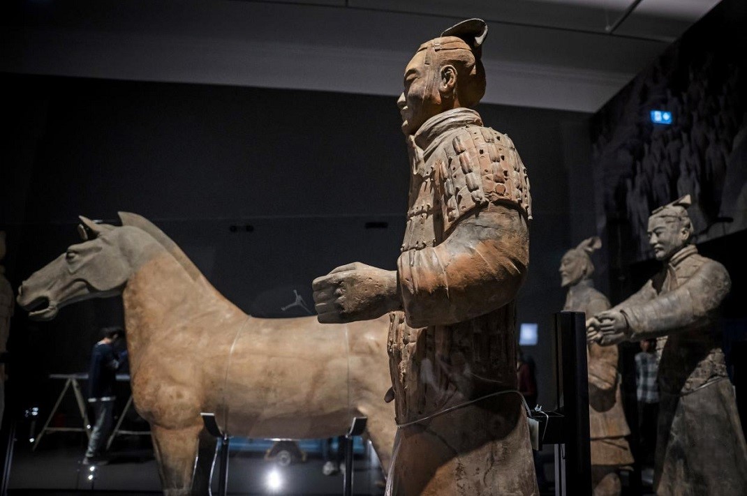 Kínai agyagkatonák a Szépművészeti Múzeumban