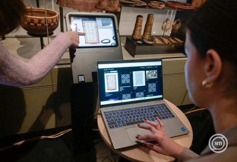 Díjnyertes digitális alkalmazást próbálja ki egy újságíró a Néprajzi Múzeumban