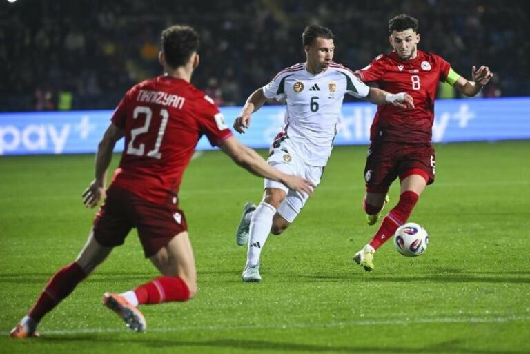 Willi Orbán (k) és Eduard Szpercjan (j) az Örményország - Magyarország labdarúgó világbajnoki selejtező mérkőzésen jerevánban