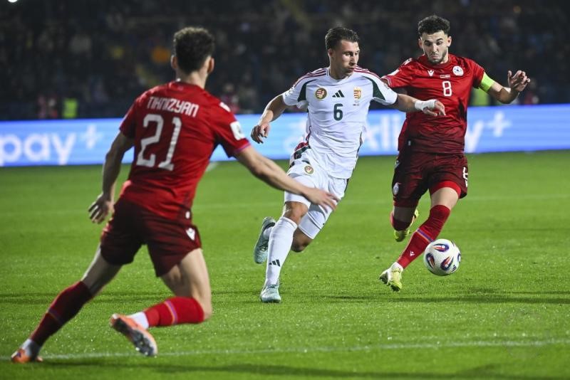 Willi Orbán (k) és Eduard Szpercjan (j) az Örményország - Magyarország labdarúgó világbajnoki selejtező mérkőzésen jerevánban