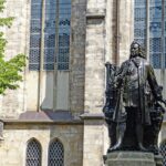 Johann Sebastian Bach szobra a lipcsei Tamás-templom előtt