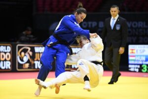 Szeleczki Szabina (kékben) küzd a cselgáncs-világbajnokságon spanyol ellenfelével