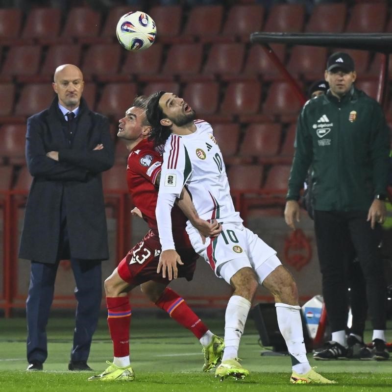 Szoboszlai Dominik (j) és Kamo Hovhanniszjan az Örményország - Magyarország labdarúgó világbajnoki selejtező mérkőzésen Jerevánban