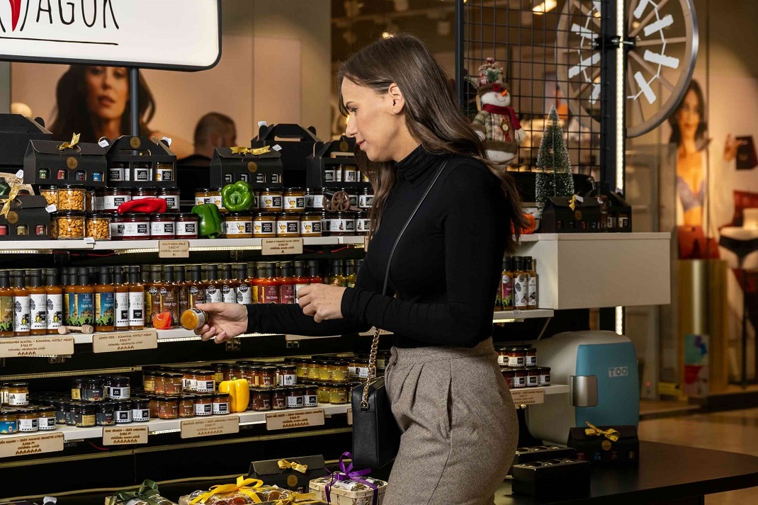 Vásárló az Allee Bevásárlóközpontban