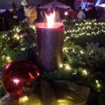 Lila színű gyertya Miskolc adventi koszorúján