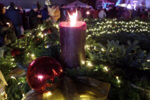 Lila színű gyertya Miskolc adventi koszorúján