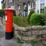 Piros postaláda az utcán