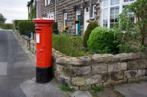 Piros postaláda az utcán