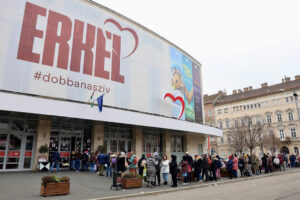 Kígyózik a sor az Erkel Színház előtt