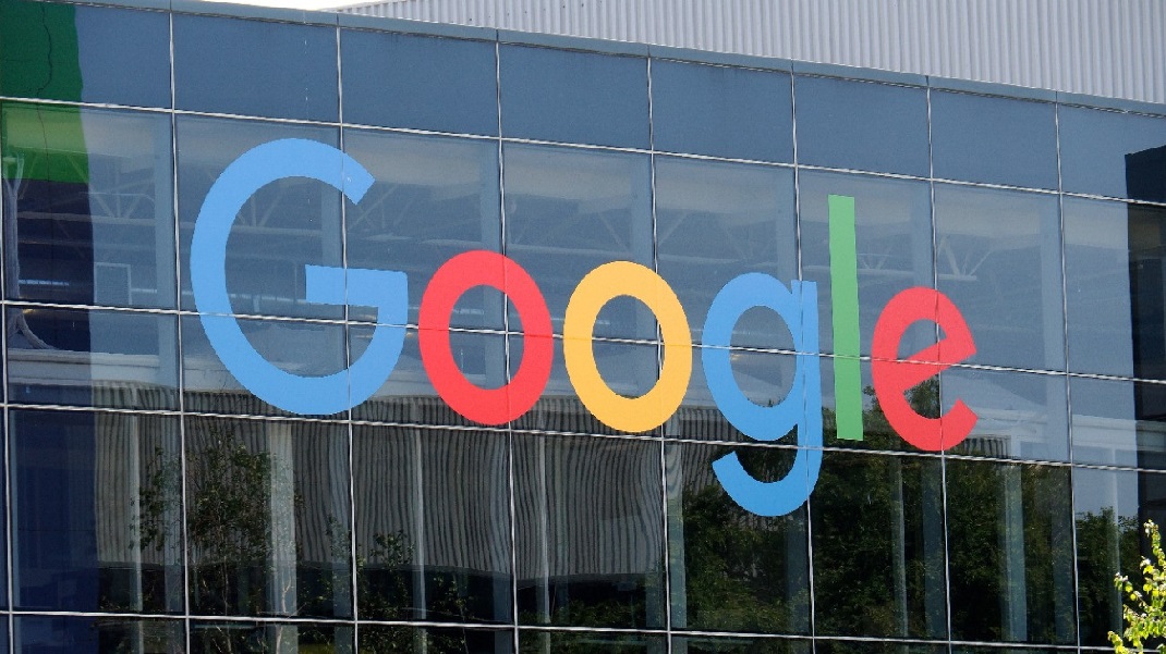 Google felírat az anyavállalat székházán, a kaliforniai Mountain Viewban