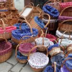 Kézzel fonott kosarak a kirakodó vásárban