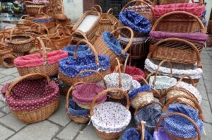 Kézzel fonott kosarak a kirakodó vásárban
