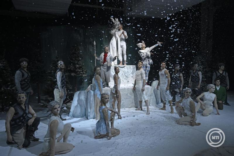 Jelenet a Recirquel társulat Kristály című produkciójából