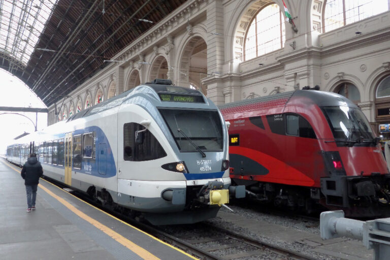 Vonatszerelvények várakoznak a Keleti pályaudvaron