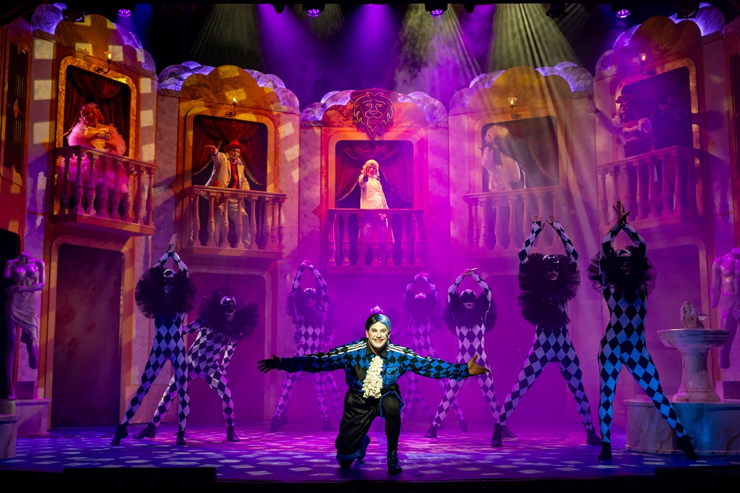 Jelenet a Két úr szolgája című kecskeméti előadásból