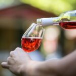 Bort töltenek pohárba (Fotó: MTI/ Mohai Balázs)